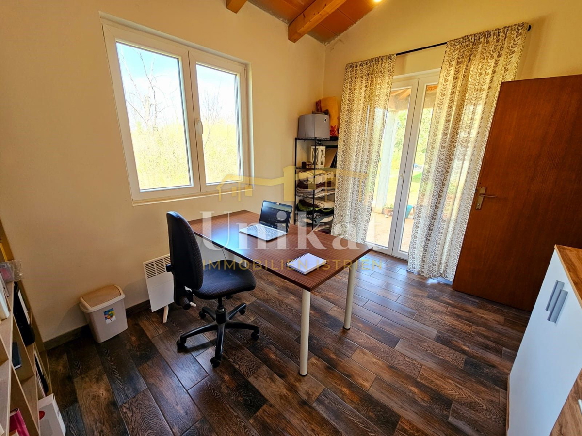 Casa al piano terra senza vicini a 10 km da Poreč - grande giardino